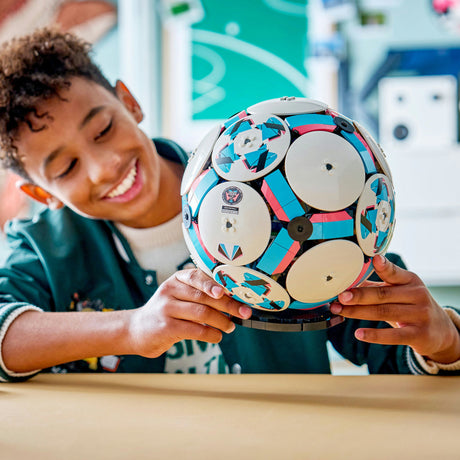 Lego ediciones fútbol - kit de construcción con pantalla 3D con mini estadio - regalo de cumpleaños para niños, niñas y aficionados al fútbol a partir de 10 años - 43019