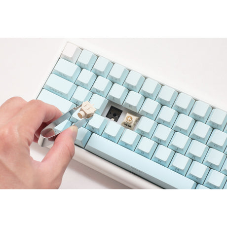 Ducky projectd tinker 65 - edición pom con qmk a través de teclado mecánico rgb (azul claro, diseño estadounidense (qwerty), kailh box cream pro, 65%, leds rgb, pbt de doble disparo, pom intercambiable en caliente, soporte de junta)