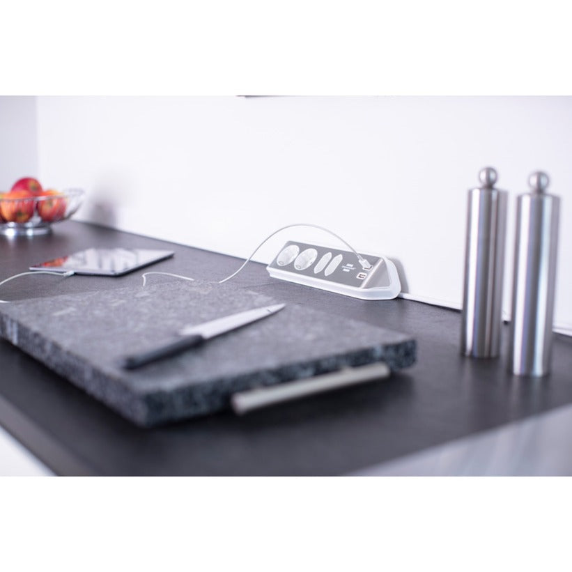 Brennerstuhl ®estilo regleta de caja de conexión de esquina con función de carga USB 4 vías 2x enchufes protectores 2x euro plata blanco