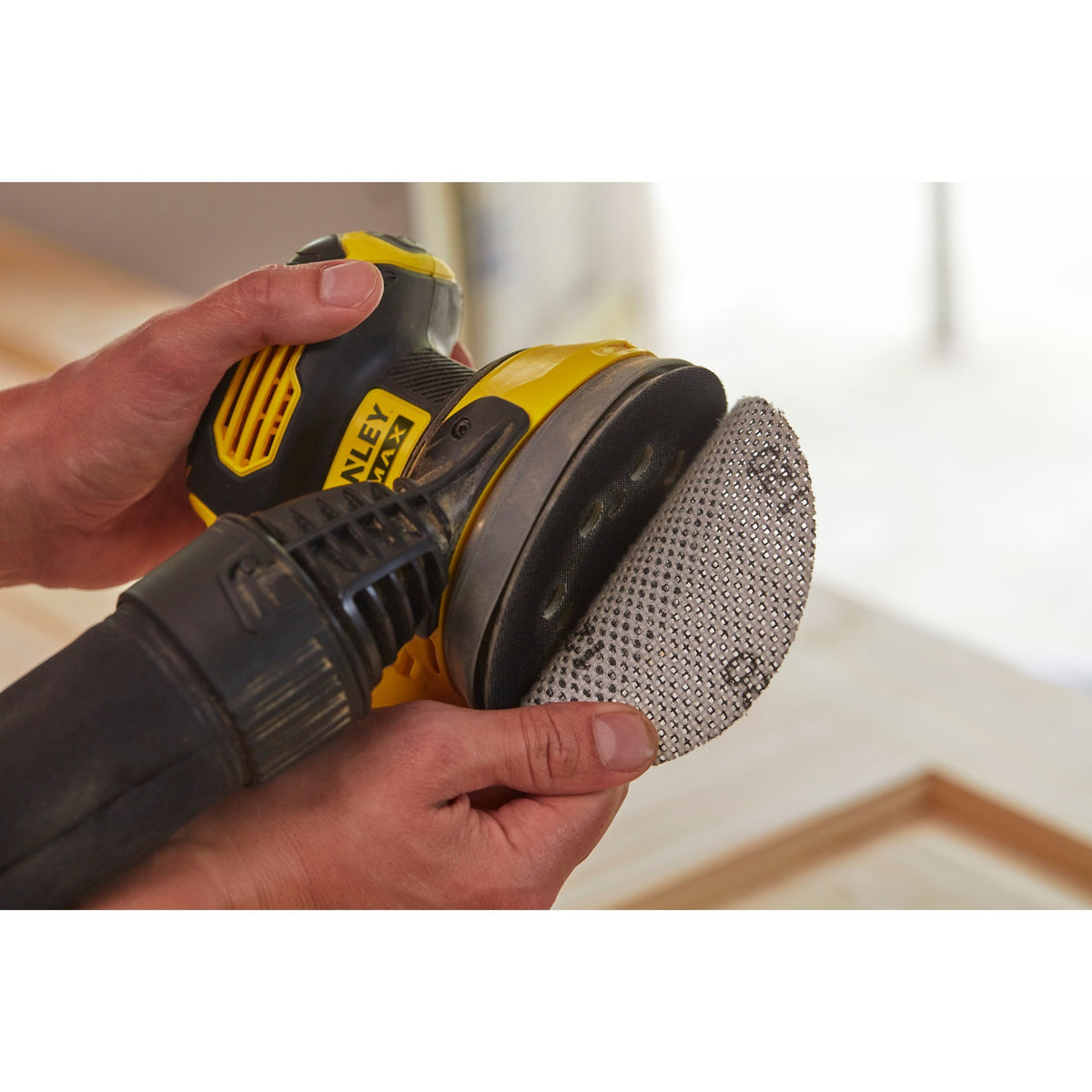 Lijadora excéntrica Stanley fatmax v20 18v (amarillo negro, bolsa blanda, batería (2.0ah) y cargador (2a) incluidos)