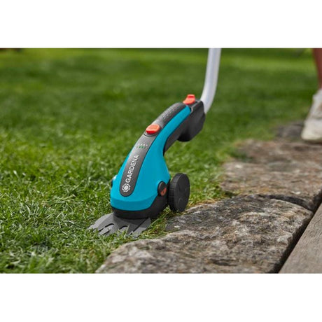 Juego de tijeras para césped con batería Gardena classiccut li (negro turquesa, incl. batería de iones de litio de 2,5 Ah, mango telescópico)