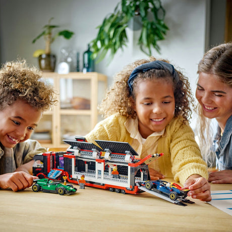 Lego City Camión de F1 con juego de coches RB20 y AMR24 F1® - 60445