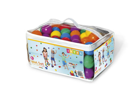 Intex jugando pelotas pequeñas