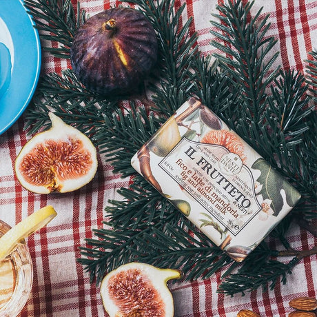Nesti dante il frutteto jabón de leche de almendras con higos 250gr.